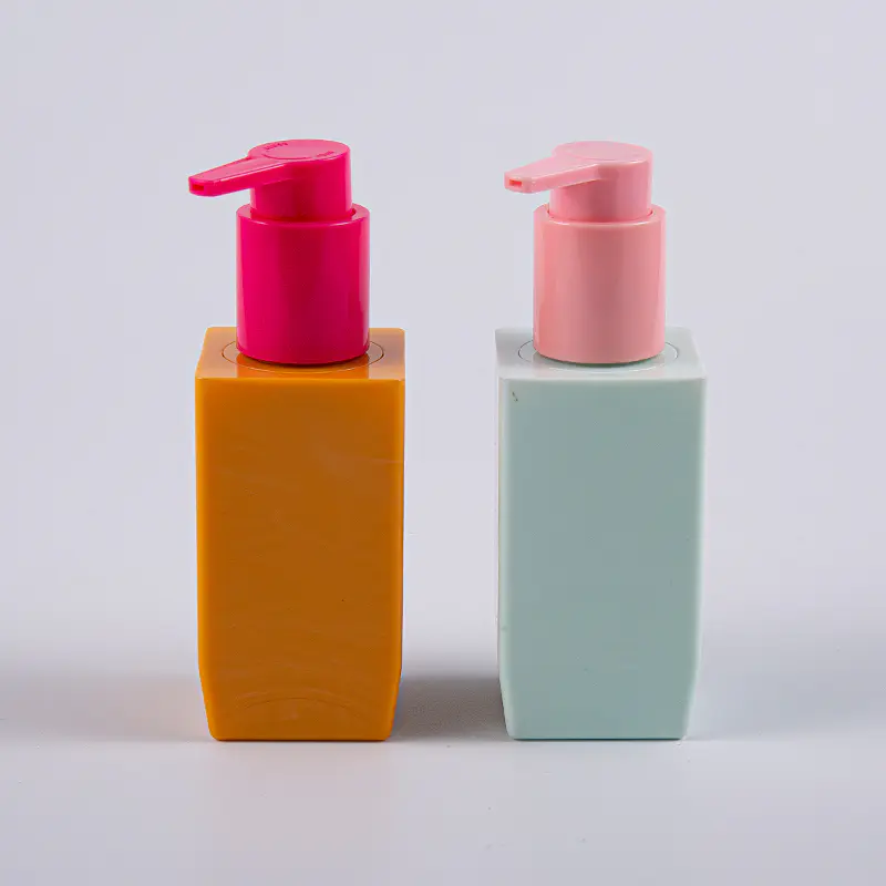 Vícebarevná varianta čtvercový tvar 50ml PETG tlustostěnná lahvička na lotion s plastovou pumpičkou 